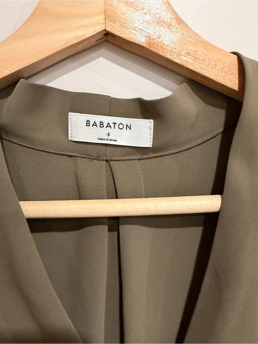 Aritzia Babaton Power Blouse Khaki Green V-Neck Long Sleeve Womens Small - Picture 7 of 11